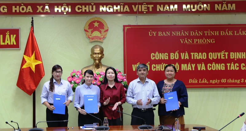 Văn phòng UBND tỉnh trao Quyết định về tổ chức bộ máy và công tác cán bộ